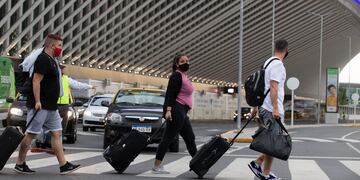 Reducen vuelo desde el exterior y por ahora no cierran fronteras