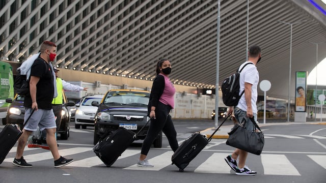 Reducen vuelo desde el exterior y por ahora no cierran fronteras