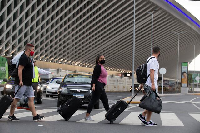 Reducen vuelo desde el exterior y por ahora no cierran fronteras