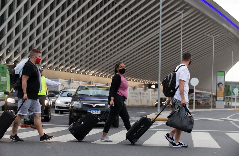 Los pasajeros que regresen del exterior podrían tener que pagar su test de PCR y el alojamiento en un hotel