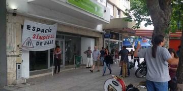 Principio de solución de los trabajadores de Confitería La Cuadra (Foto: El Marplatense)