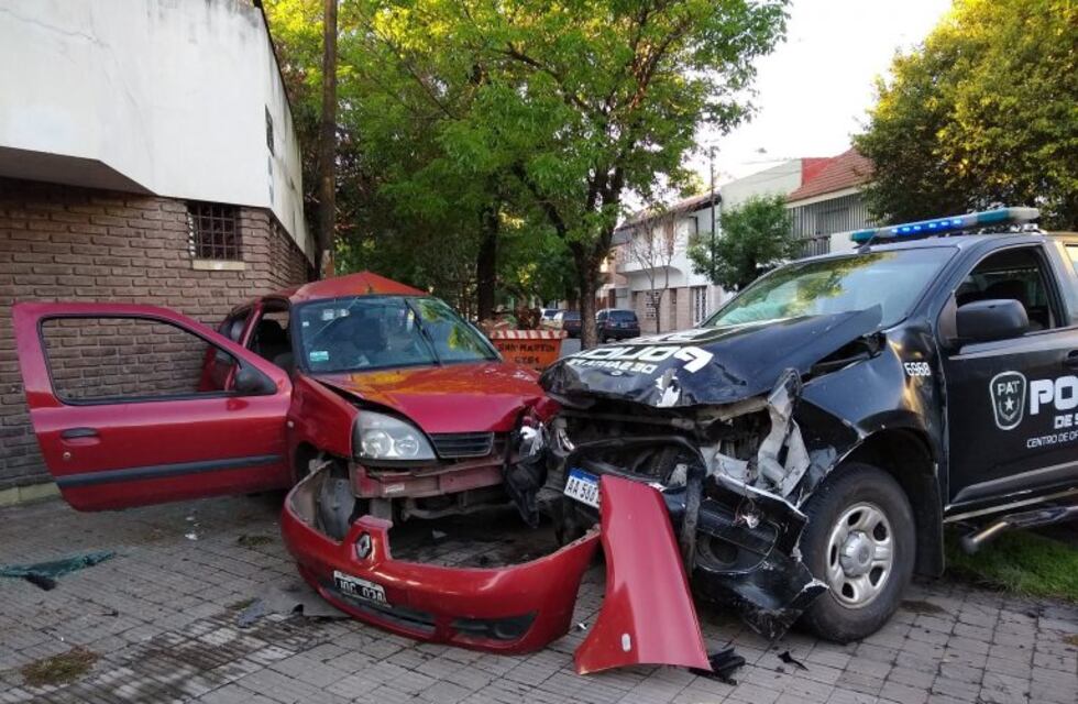 Patrullero embistió a un auto y lo arrojó contra una vivienda: dos mujeres resultaron heridas