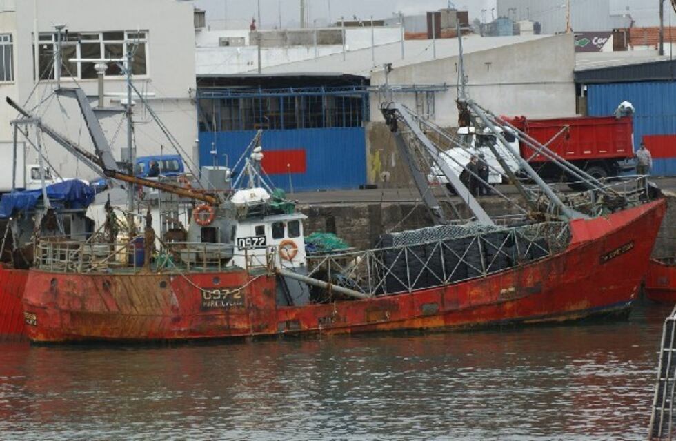 Buscan hundir un buque que lleva diez años inactivo