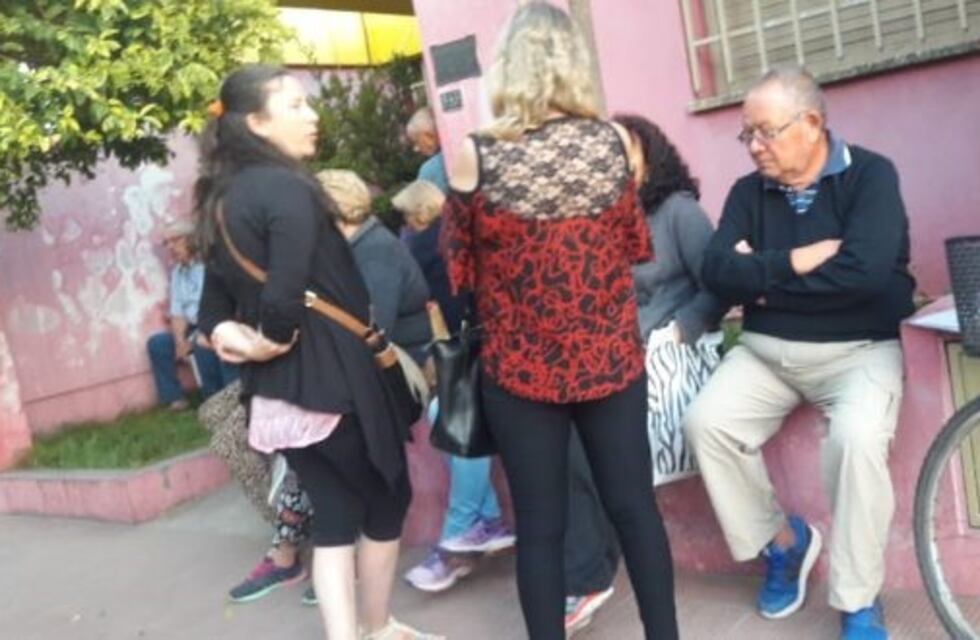 En el PAMI de Arroyito los abuelos hacen cola desde la madrugada
