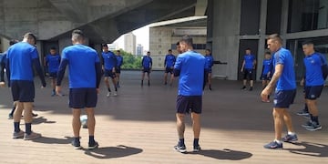 Los jugadores de la T llegaron en táxis y en Uber al estadio\u002E