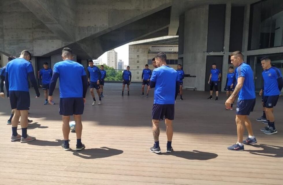 El plantel de Talleres llegó en taxis al Estadio Único
