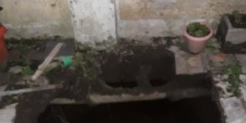 El piso cedió y la pareja terminó cayendo al pozo ciego\u002E (Min\u002E Seguridad)