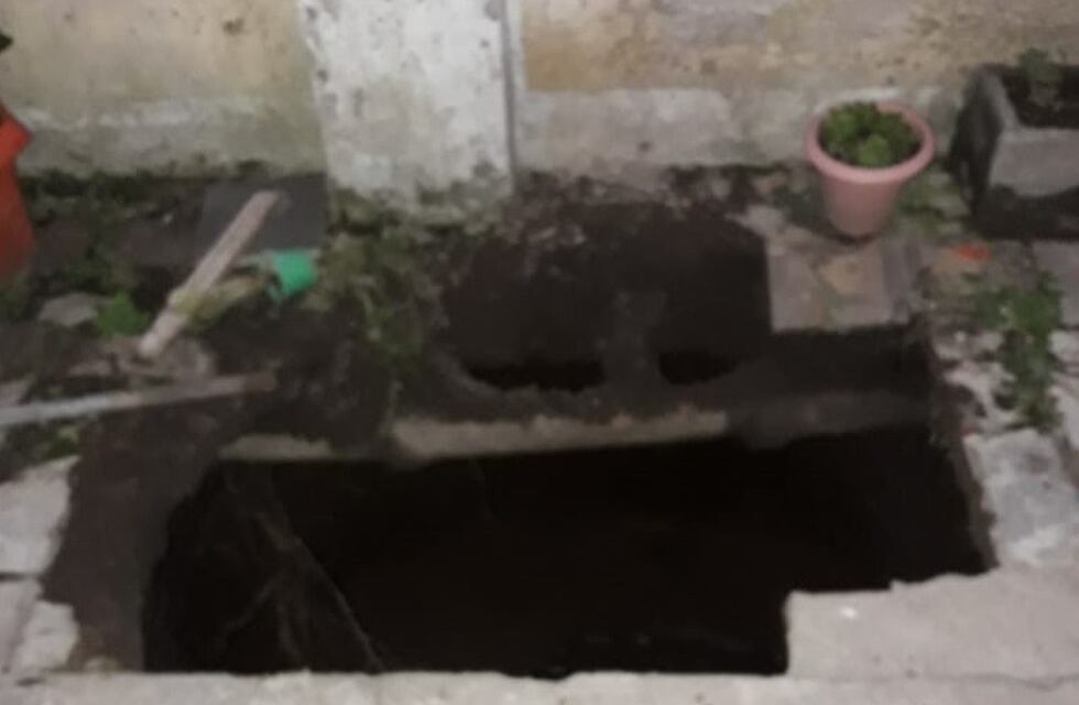 Dos personas fueron "tragadas" por el pozo ciego de una casa