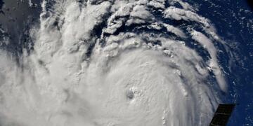 EPA6185\u002E ESPACIO, 10/09/2018\u002E- Imagen facilitada por la NASA que muestra al huracán Florence aproximándose a Carolina del Norte y Carolina del Sur, en la costa sureste de Estados Unidos, ayer 10 de septiembre de 2018\u002E El gobernador de Carolina del Sur, el republicano Henry McMaster, ordenó hoy la evacuación obligatoria de la zona costera de este estado ante la llegada del huracán Florence\u002E Los ocho condados que hay a lo largo de la costa comenzarán a evacuar a sus habitantes a partir del mediodía del martes, según precisó el gobernador, quien además informó de que se facilitarán accesos por carretera para permitir la salida\u002E Hasta un millón de personas podrían verse obligadas a abandonar la costa debido a esta orden, agregó McMaster\u002E EFE/ Nasa SOLO USO EDITORIAL\u002E PROHIBIDA SU VENTA