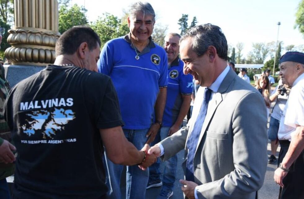 Javkin abrió en el Parque Independencia los actos por el primer izamiento de la Bandera