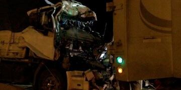 La víctima fue asistida para salir de la cabina luego de la colisión\u002E (Facebook)