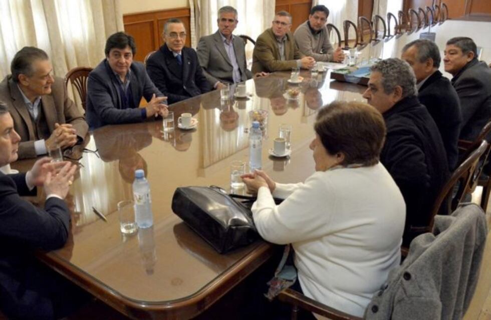 El gobernador de la provincia anunció la construcción de obras en el interior