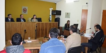 Los acusados (izq\u002E) escuchan el veredicto del tribunal\u002E Foto: Prensa Poder Judicial San Luis\u002E