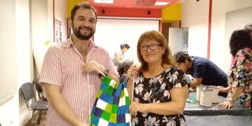 Aprenden a fabricar mochilas para alumnos de escuelas tucumanas (Foto: Gobierno de Tucumán)