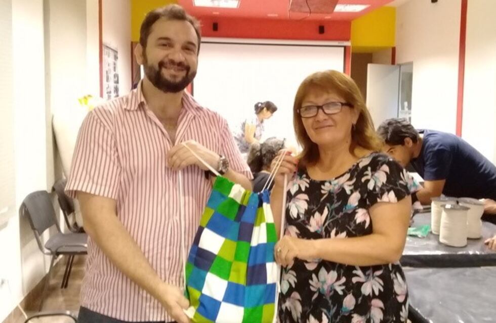 Aprenden a fabricar mochilas para alumnos de escuelas tucumanas