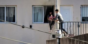 Un joven rescató a una mujer y a un bebé de un departamento que se incendiaba