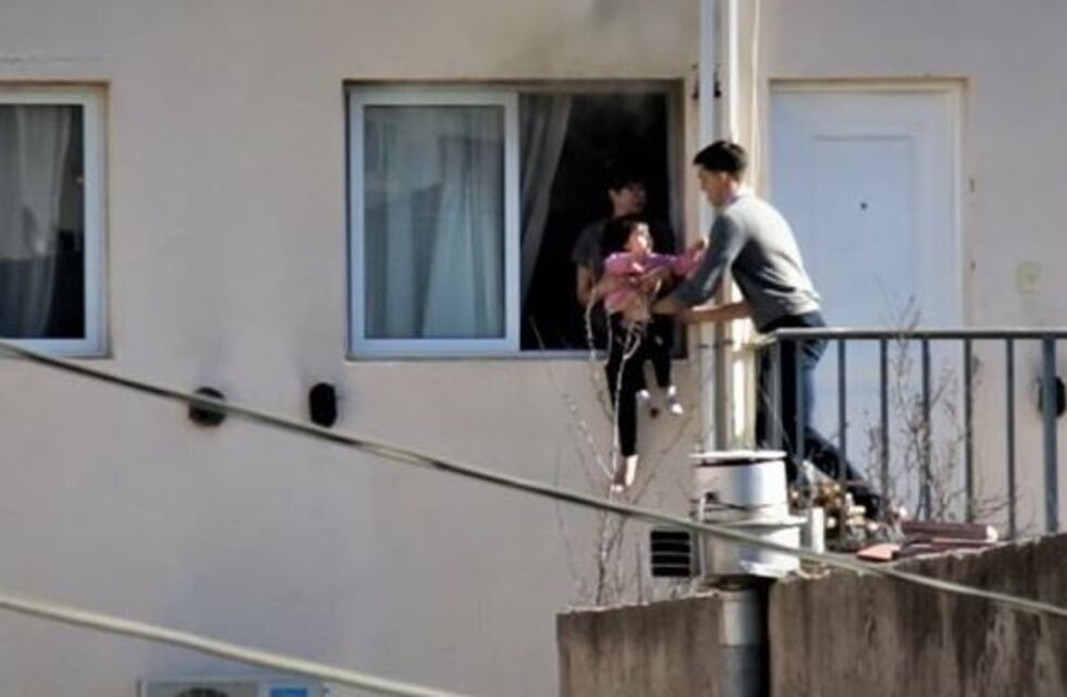 Un joven rescató a una mujer y a un bebé de un departamento que se incendiaba