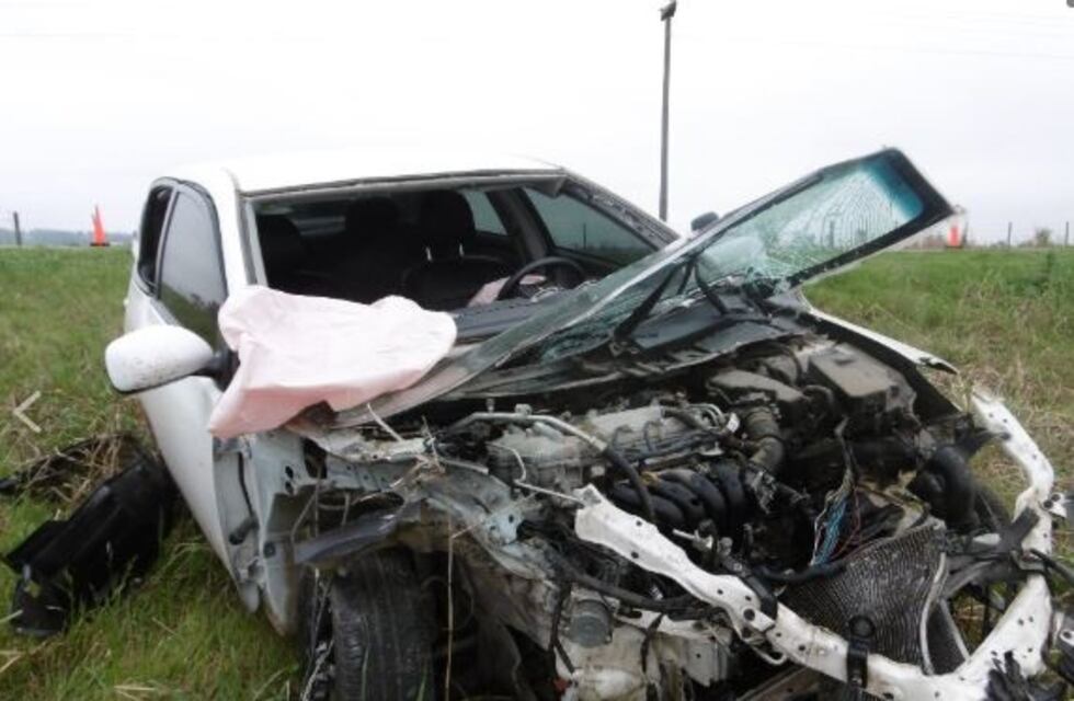 Intentó esquivar un pozo y chocó de frente con un camión