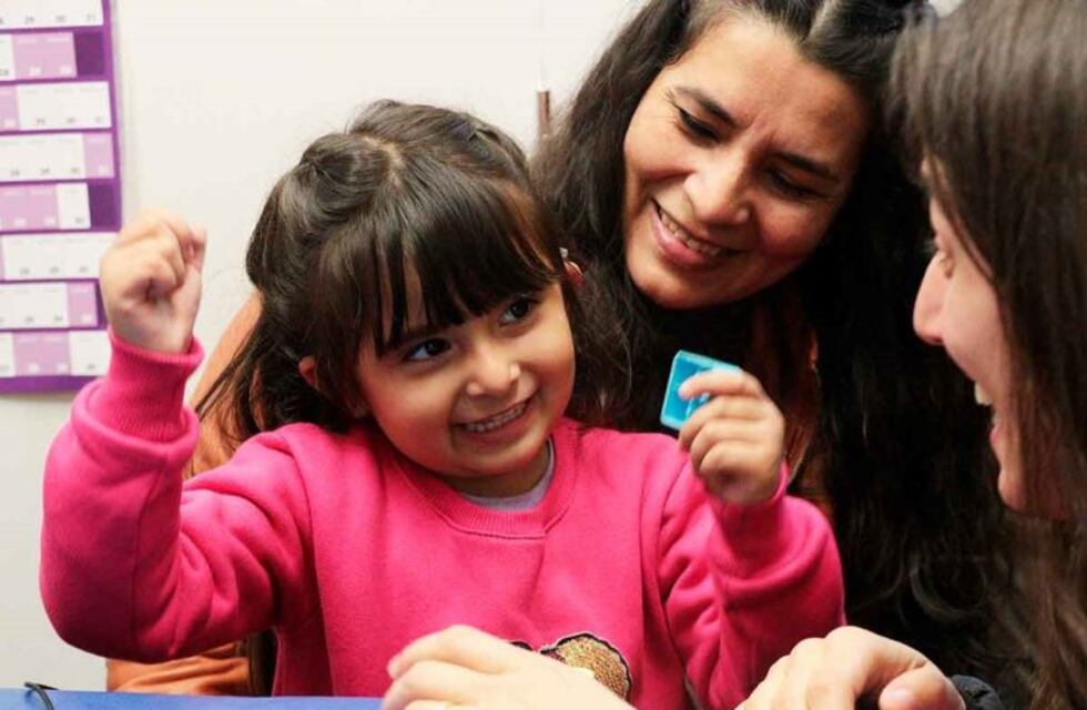 Sofía tenía hipoacusia de nacimiento, fue operada y pudo escuchar por primera vez