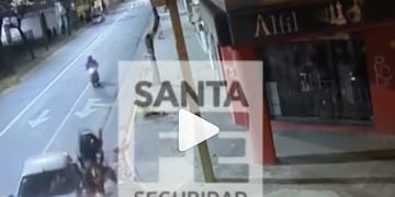 Auto embistió a una moto en Suipacha y Santa Fe