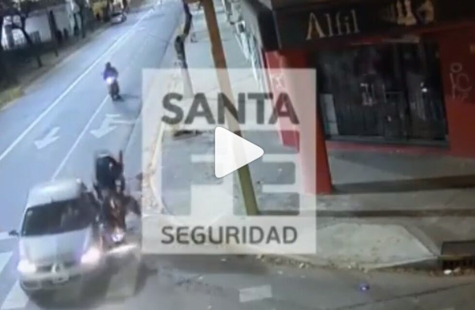 Un video muestra cómo una moto se metió por donde no debía y fue arrollada por un auto