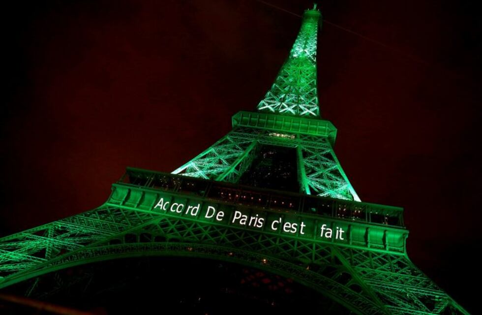 Detienen a un hombre armado que trataba entrar en la Torre Eiffel