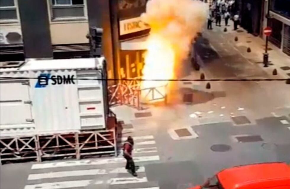 Explosión por fuga de gas en Corrientes y San Martín