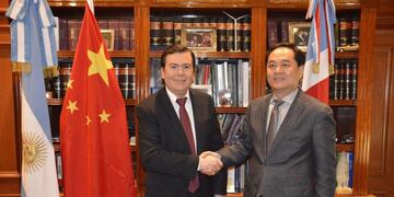 El Gobernador se reunió con el Embajador de China\u002E