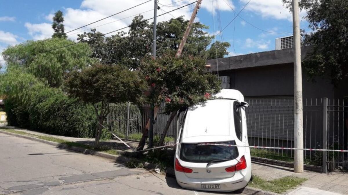 Accidente el Nicanor Carranza y Victorino Rodríguez de barrio Cerro de las Rosas\u002E (Foto @rolopedrotti Mitre 810)