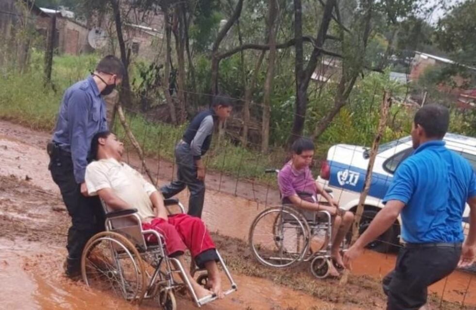 Dos personas en sillas de rueda fueron asistidas por la policía en medio de una tormenta