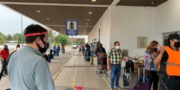 Tucumán: emotivos reencuentros familiares tras el arribo del primer vuelo en siete meses\u002E (SECPT)