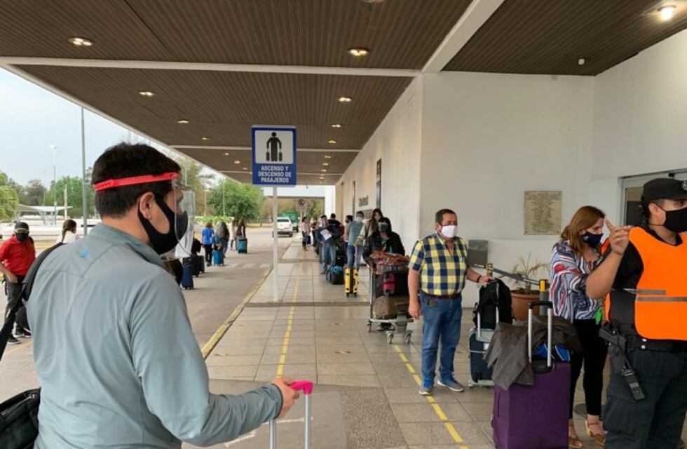 Tucumán: emotivos reencuentros familiares tras el arribo del primer vuelo en siete meses