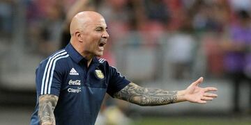 Argentina's coach Jorge Sampaoli  instructs his team as they play a soccer friendly against Singapore at the Singapore National Stadium on Tuesday, June 13, 2017\u002E (AP Photo/Joseph Nair) singapur Jorge Sampaoli partido amistoso internacional futbol futbolistas partido seleccion singapur argentina