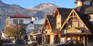 Supermercados, mayoristas y farmacias deberán vender productos de primera necesidad