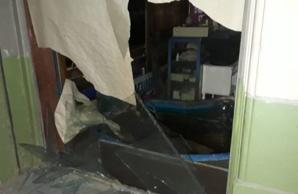 Destrozaron la vidriera de un local comercial de calle Perú y Espejo