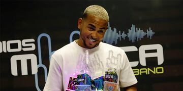 AME1551\u002E SAN JUAN (PUERTO RICO), 05/03/2020\u002E- Ozuna se dirige a la prensa, después de ganar cinco premios, hoy jueves 5 de marzo durante la segunda edición de los Premios Tu Música Urbano en el Coliseo José Miguel Agrelot en San Juan (Puerto Rico)\u002E EFE/Thais Llorca