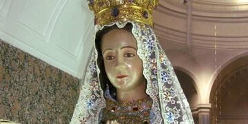 En medio de los incendios que azotan a Corrientes, la imagen de la Virgen de Itatí, quedó intacta.