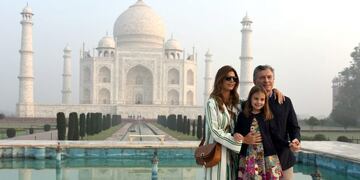 Agra (India), 17/02/2019\u002E- A handout photo made available by Indian Ministry of External Affairs shows Argentinian President Mauricio Macri (R), his wife Juliana Awada (L) and their daughter Antonia Macri posing for photographs during their visit to the Taj Mahal, in Agra, India, 17 February 2019\u002E President of the Argentine Republic and his wife Juliana Awada are on a State visit to India from 17 till 19 February\u002E EFE/EPA/MINISTRY OF EXTERNAL AFFAIRS HANDOUT HANDOUT EDITORIAL USE ONLY/NO SALES