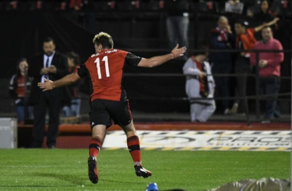 Maxi Rodríguez festejó un golazo de su primo para el triunfo de la reserva de Newell's