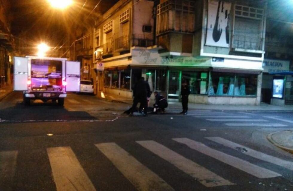 Un motociclista chocó con un colectivo a una cuadra de El Círculo y murió en el lugar