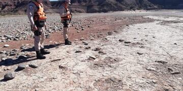 Efectivos navegaban el embalse de Villa El Chocón y se encontraron con huellas de dinosaurios