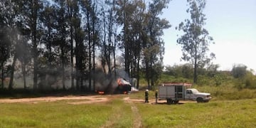 Un motociclista murió al chocar con un camión que volcó y se incendió\u002E (Policía de Salta)