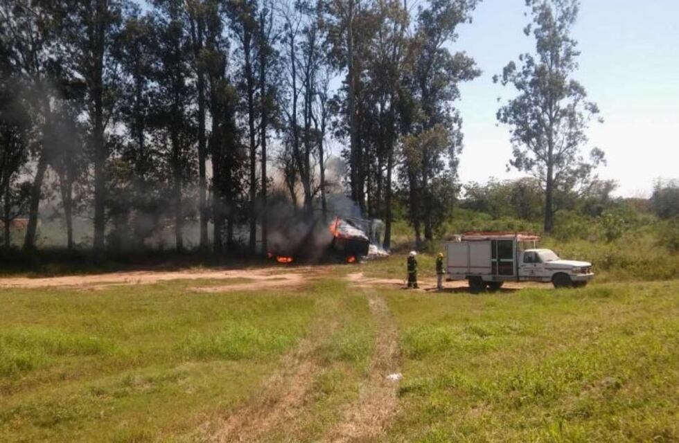 Un motociclista murió al chocar con un camión que volcó y se incendió