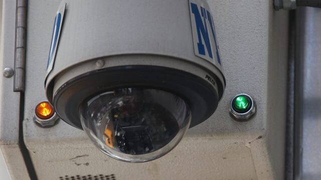 camaras de vigilancia seguridadrnrnNEW YORK - MAY 06: A New York Police Department security camera is seen in Times Square May 6, 2010 in New York City. Security has been increased following the botched Times Square car bomb plot and has prompted some officials to call for widened video surveillance of Times Square and other urban centers. Mario Tama/Getty Images/AFP== FOR NEWSPAPERS, INTERNET, TELCOS & TELEVISION USE ONLY == eeuu nueva york camaras de seguridad en times square terrorismo prevencion atentados terroristas