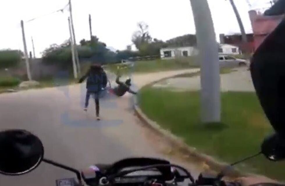 El video en primera persona de una persecución policial a dos motochorros