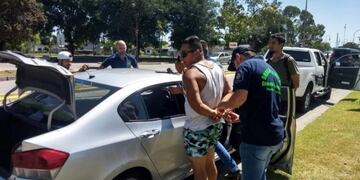 Detuvieron a un hombre con cocaína y marihuana en la Costanera