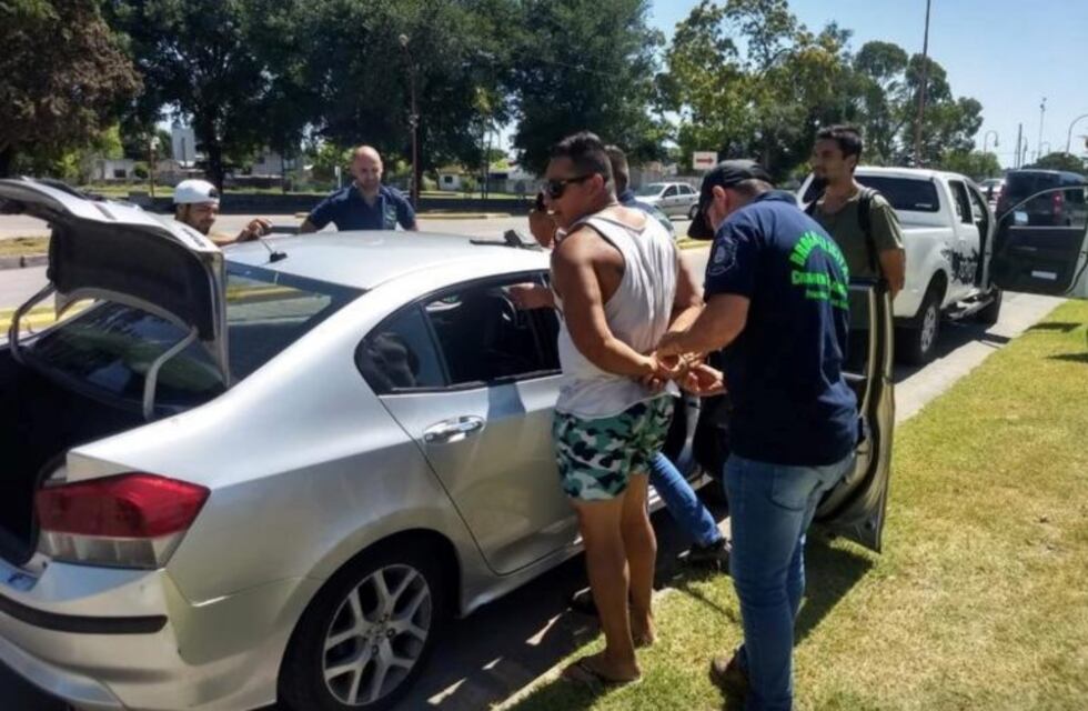 Detuvieron a un hombre con cocaína y marihuana en la Costanera