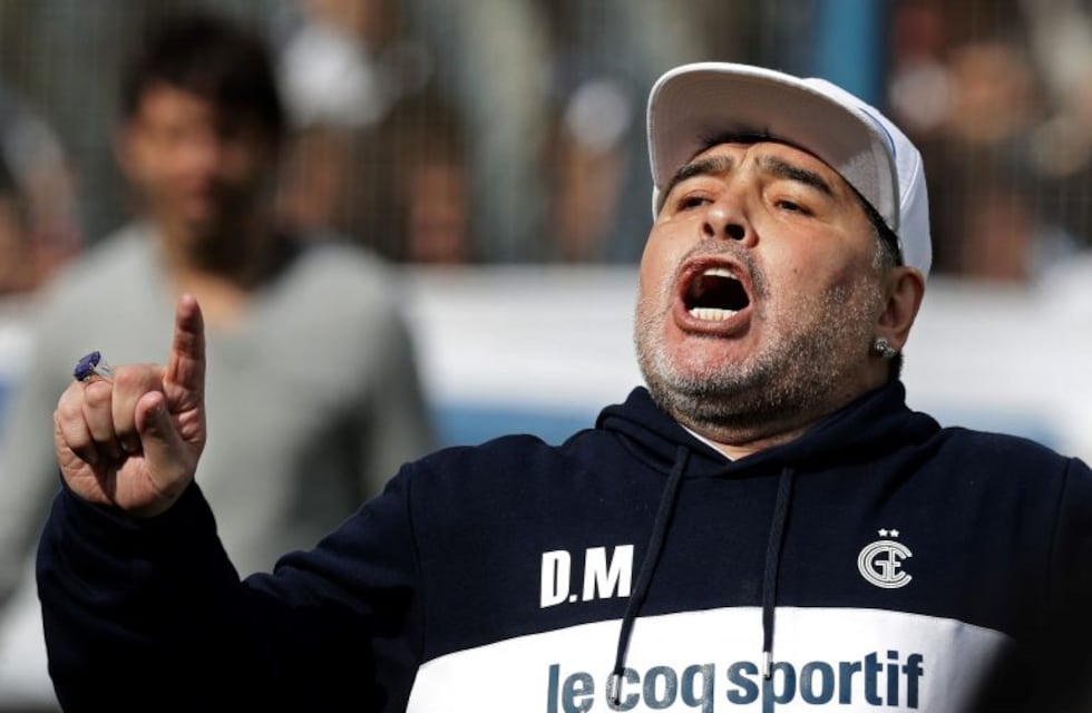 Diego Maradona dirigió su primer entrenamiento oficial como DT de Gimnasia, con Racing en la mira