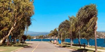 Costanera de Carlos Paz, ventosa\u002E (Foto: verano 2020)\u002E