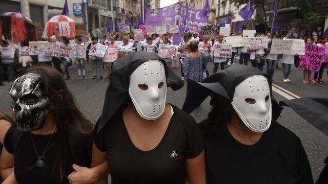 DYN03, BUENOS AIRES 03/03/2017, ORGANIZACIONES FEMINISTAS  DEL MOVIMIENTO EVITA MARCHABAN HOY CONTRA LA VIOLENCIA DE GENERO POR AVENIDA CALLAO.FOTO:DYN/EZEQUIEL PONTORIERO.